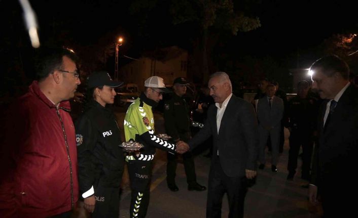 İçişleri Bakan Yardımcısı Mehmet Ersoy, “Bu bayramımızı kazalarının en az olduğu, can kaybının en az olduğu bir bayram olarak geçirmeyi ümit ediyoruz, arzu ediyoruz. Bunun için çalışıyoruz”