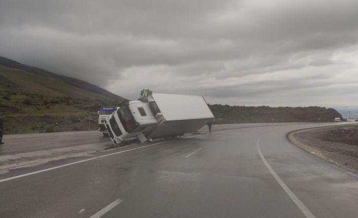 Iğdır’da virajı alamayan çekici devrildi