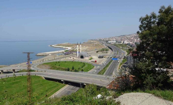 İki yol ortasına inşa edilen cami eleştirilerin hedefi olmuştu şimdi ise beğeniliyor