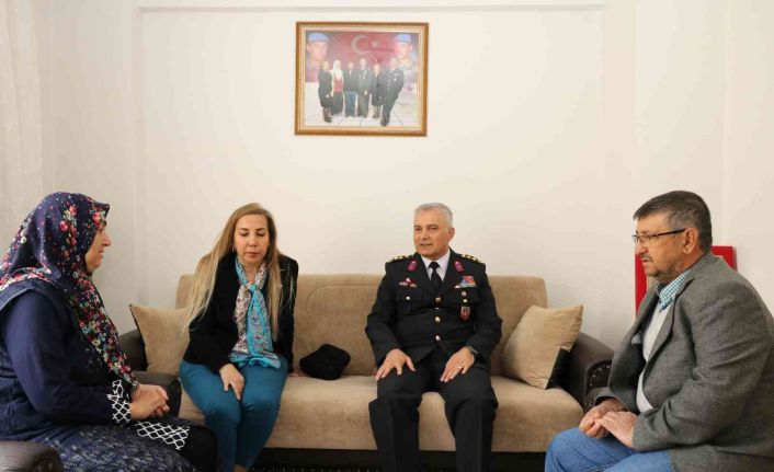 İl Jandarma Komutanı Ali Yıldız ve eşi, şehit annelerini yalnız bırakmadı