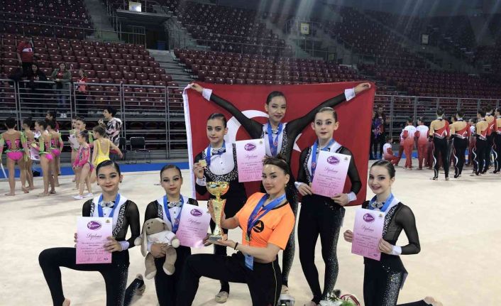 İstanbul Şavkar Kulübü Estetik Cimnastik Takımı, Bulgaristan’dan altın madalya ile döndü