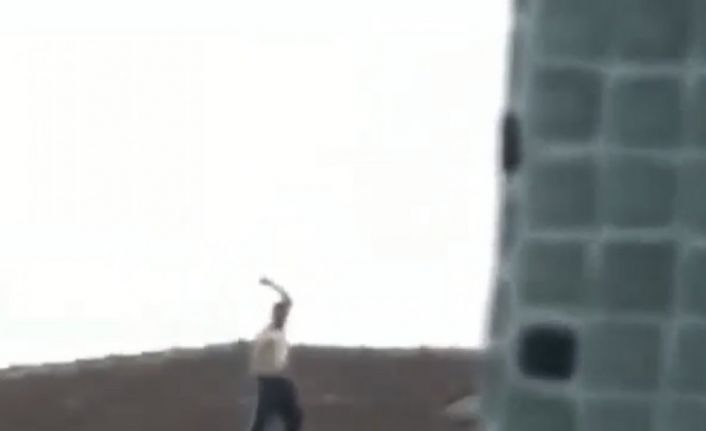 İstanbul’da korku dolu anlar kamerada: Çatıya çıkıp ortalığı savaş alanına çevirdi