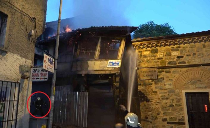 İtfaiye eri binanın altında kalmaktan son anda kurtuldu: Yüzlerce yıllık tarihi binanın yanarak yıkılma anı kameralarda