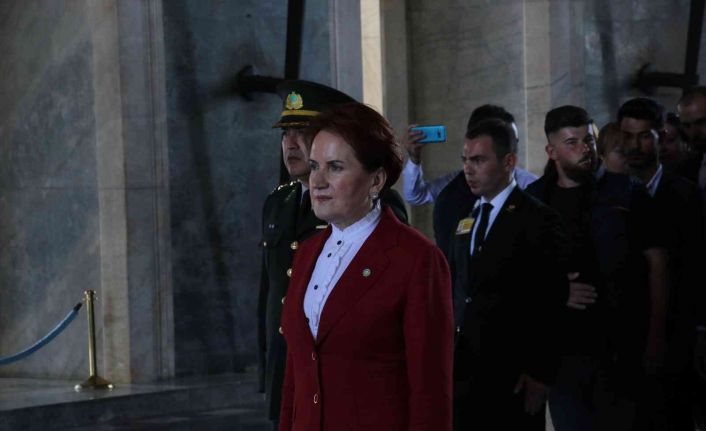 İYİ Parti lideri Akşener’den gençlerle Anıtkabir’e ziyaret