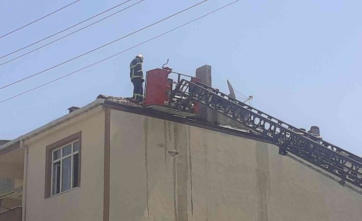 İzolasyon malzemeleri bulunan çatıda yangın çıktı