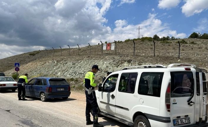 Jandarmadan hafta sonu yoğunluğunun yaşandığı piknik alanlarının yakınlarında trafik denetimi