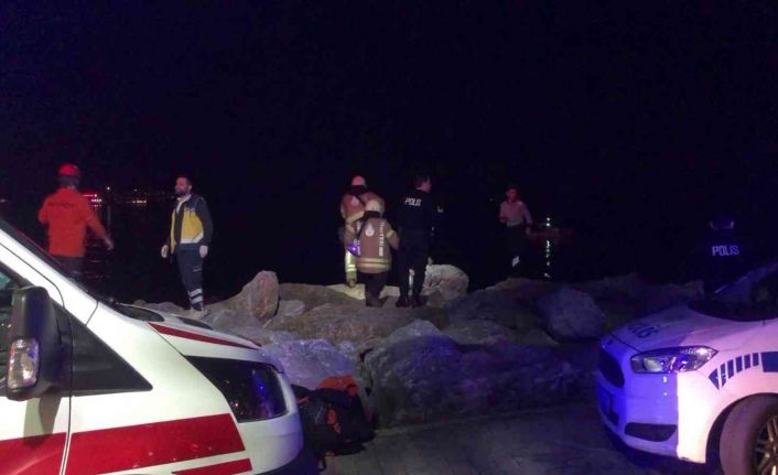 Kadıköy Sahili’nde kayalıklara düşürdüğü telefon kulaklığını almaya çalışırken sıkışan bir kişi 3 buçuk saat sonra kurtarıldı