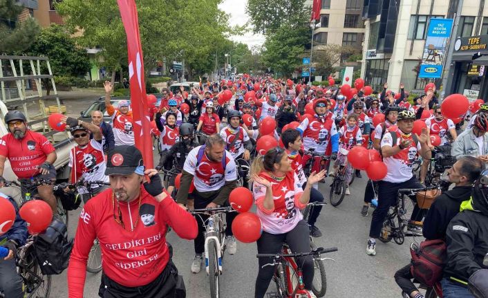 Kadıköy’de ’19 Mayıs Gençlik Şöleni’ bisiklet turu ile renkli görüntüler oluşturdu