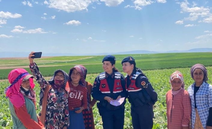 Kadın komutanlar kadın işçilerin gününü kutladı