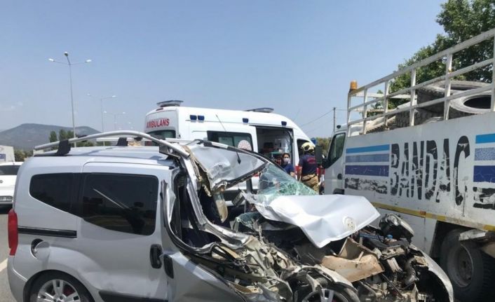 Kamyona arkadan çarpan ticari araç hurdaya döndü, kazada bir kişi yaralandı