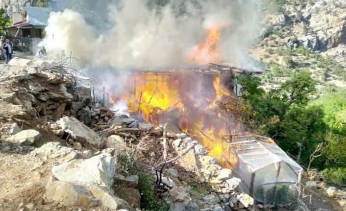 Karaman’da çıkan yangında 4 kişilik ailenin yaşadığı ev kül oldu