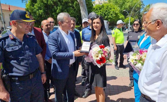 Karayolu Trafik Güvenliği Günü’nde 3 araç sürücüsüne çiçek ve plaket verildi