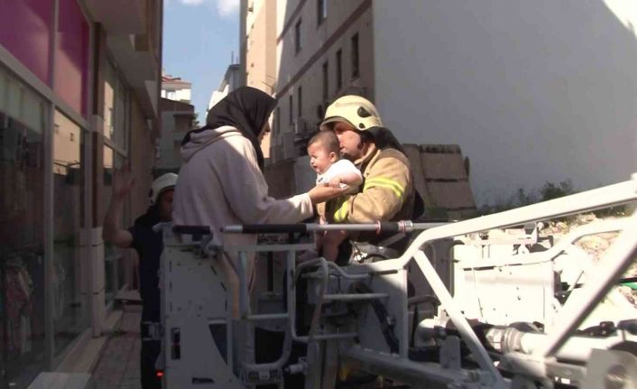 Kartal’da yangın paniği: Mahsur kalan anne ve bebeği itfaiye ekipleri kurtardı