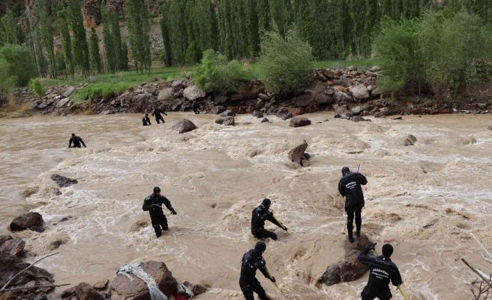Kaza sonrası suda kaybolan Fevzi Bulut’u bulmak için Ankara’dan özel ekip geldi