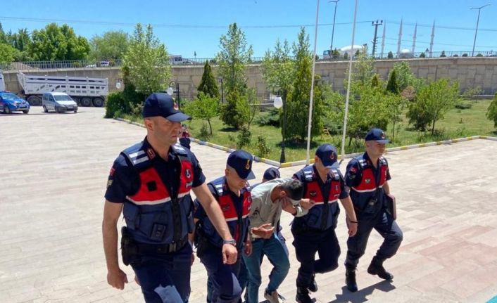 Kendilerini jandarma olarak tanıtıp dolandırıcılık yapmak isteyen 2 kişi tutuklandı