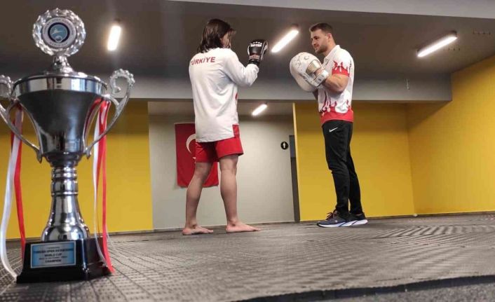 Kendisinden 3 yaş büyük 20 rakibini geçerek kick boksta dünya şampiyonu oldu