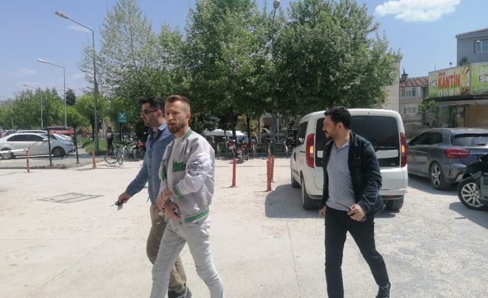 Kendisine tepki gösteren 2 kişiyi tabancayla yaralayan şüpheli adliyeye sevk edildi