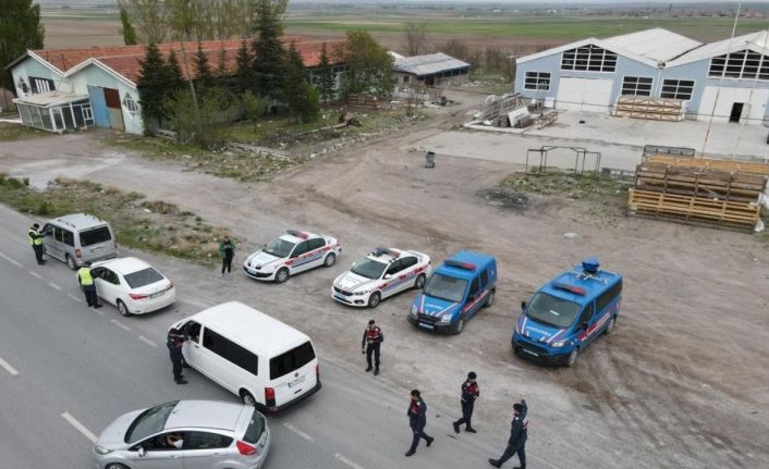 Kırmızı ışık ve hız ihlali yapan sürücüleri jandarma havadan tespit etti