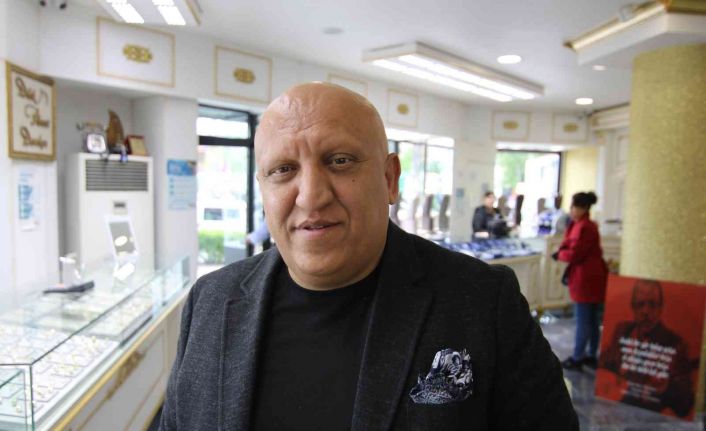 Kırşehirli kuyumcu Anneler Günü’ne özel fiyatları maliyetine indirdi