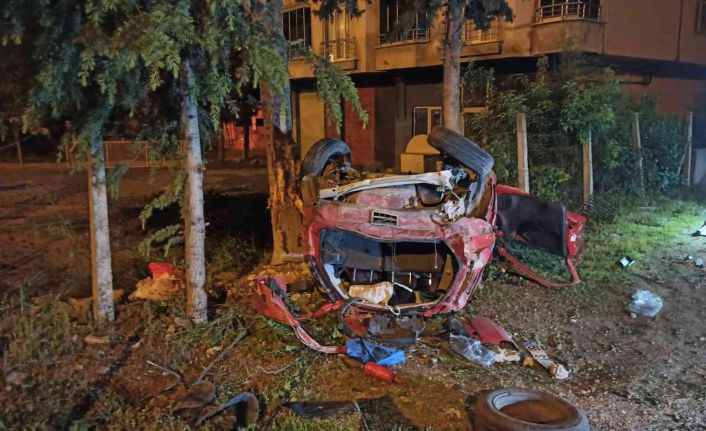 Kontrolden çıkan araç bahçe duvarına çarparak takla attı: 2 ölü, 1 yaralı