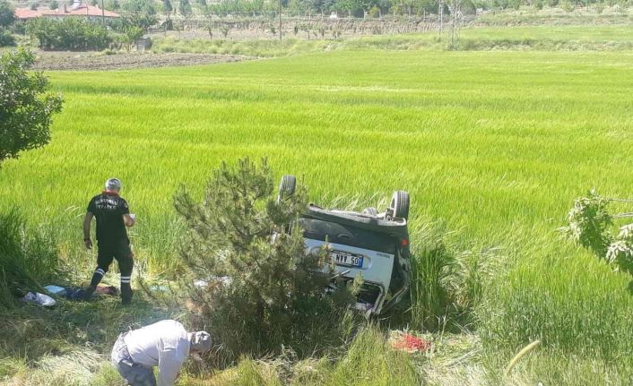 Kontrolden çıkan hafif ticari araç tarlaya uçtu: 1 ölü, 5 yaralı