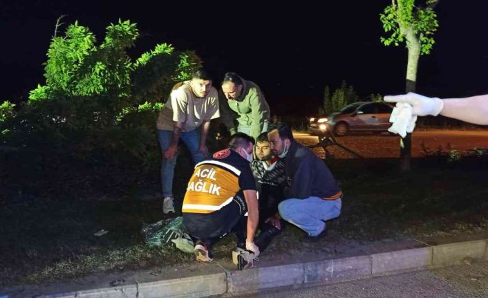 Kontrolden çıkan otomobil ağaç ve direği devirerek durabildi: 1’i ağır 5 yaralı