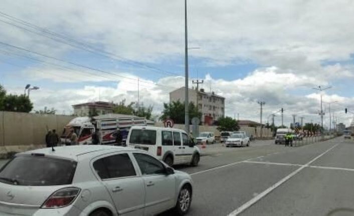 Koyun yüklü kamyonet Emniyet Müdürlüğünden çıkan otomobile çarptı: 20 koyun telef oldu