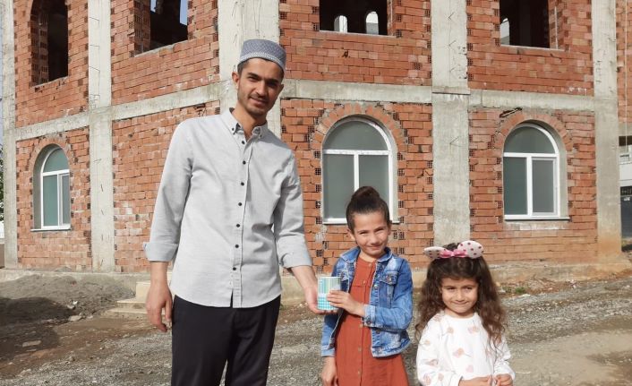 Kumbaralarında biriktirdikleri bisiklet paralarını inşaatı devam eden camiye bağışladılar