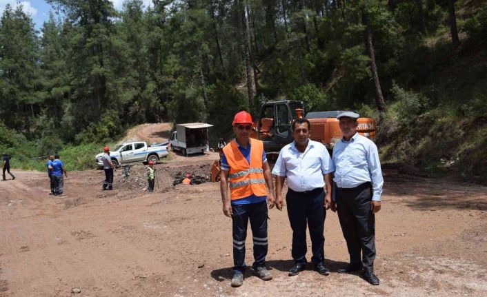 Kumluca’da patlayan içme suyu ana isale borusu kesintiye sebep oldu