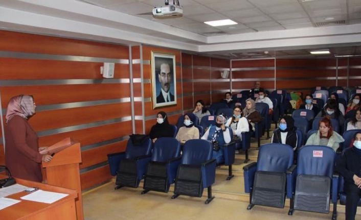 Kütahya Çelebi Eğitim ve Araştırma Hastanesinde, “Emzirme Danışmanlığı ve Anne Sütü” eğitimleri