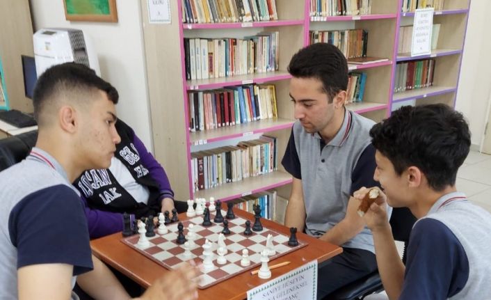 Lisede satranç turnuvası heyecan içinde geçti