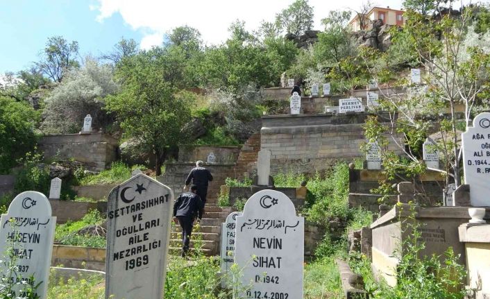 Liseli eski sevgililerin mezarlıktaki buluşması kanlı bitti: 1’i ağır 2 yaralı