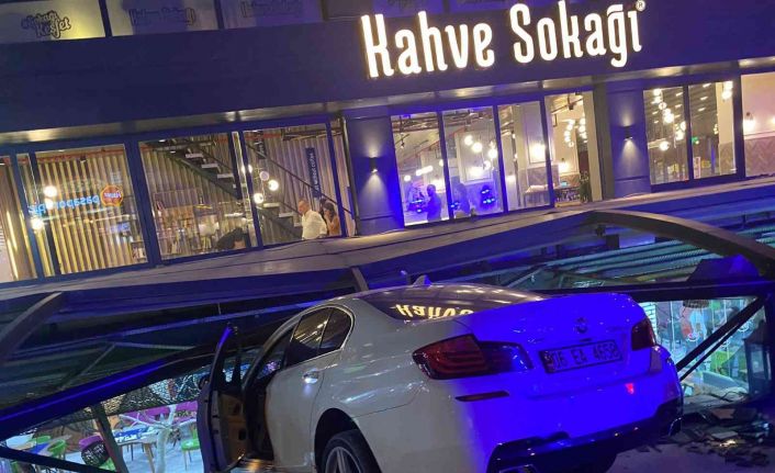 Mardin’de vites değiştirmeyi unutan sürücü gaza basınca arabası ile kafeye daldı