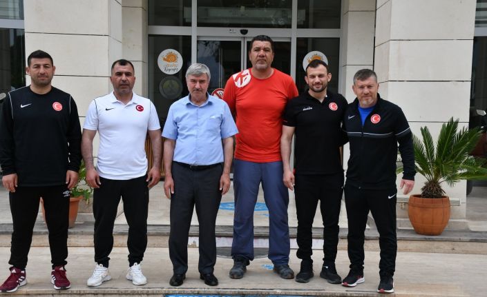 Milli Takım Güreşçileri, Başkan Ceylan’la görüştü
