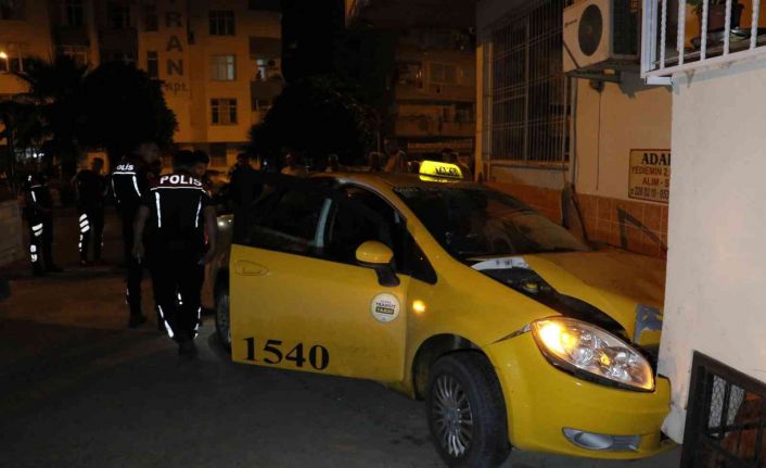 Motorunu çalan şüphelilerden kaçmak için taksi çaldı, kaza yapıp polise yakalandı