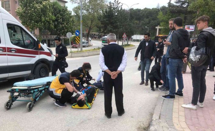 Motosiklet yayaya çarptı: 2 yaralı