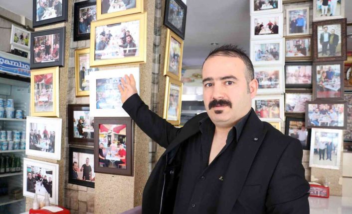 Müşterilerle fotoğraf çekinip duvara asıyor, panoda kendi resmini bulana yemekler ücretsiz