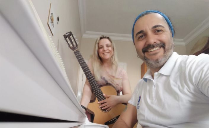 Müzik öğretmeni kardeşleri her yıl anneleri için Anneler Gününe özel beste yapıyor