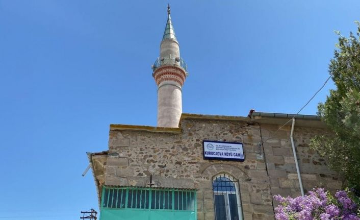 Namaz kılmak için köylüler her gün 1 kilometre yol yürüyorlar