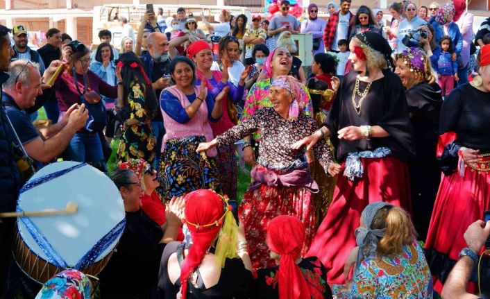 On binlerce kişinin katıldığı Kakava Hıdırellez Şenlikleri renkli görüntülerle başladı