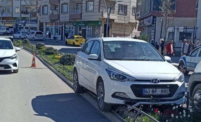 Orta refüje çıkarak kaza yapan yaşlı adam yaralandı