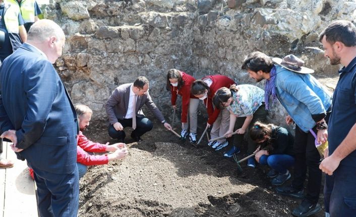 Ortaokul öğrencileri tarihi bin 100’lü yıllara dayanan Akçakale Kalesi’nde kazı yaptı