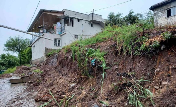 Osmaniye’de heyelan köy yolunu kısmen ulaşıma kapadı, istinat duvarını yıktı