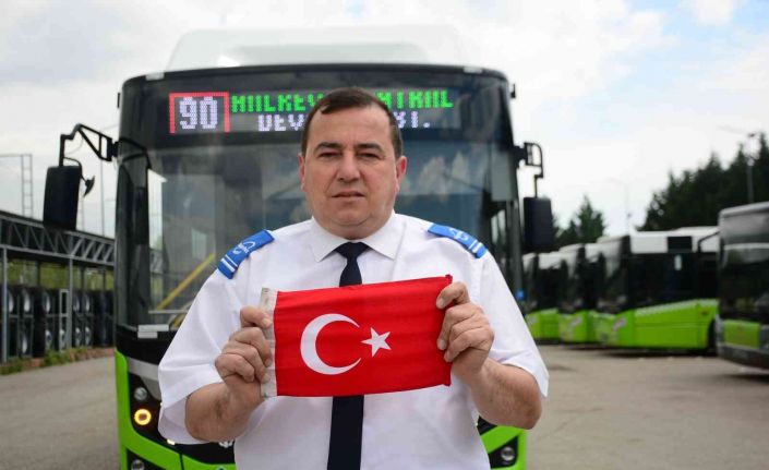 Otobüsü durdurup Türk bayrağını yerde bırakmayan şoför o anları anlattı