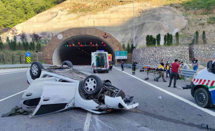 Otomobil, römorklu yol bakım aracına çarpıp takla attı: 6 yaralı