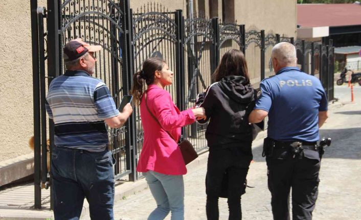 (ÖZEL) Evden kaçan 13 yaşındaki kız çocuğu otomobilin altında saklanırken bulundu