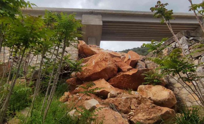 (Özel) Evlerinin üzerinde dev kayalar var, korku içinde yaşıyorlar