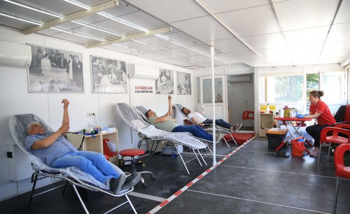 Pamukkale Belediyesi’nin Kızılay’a desteği sürüyor