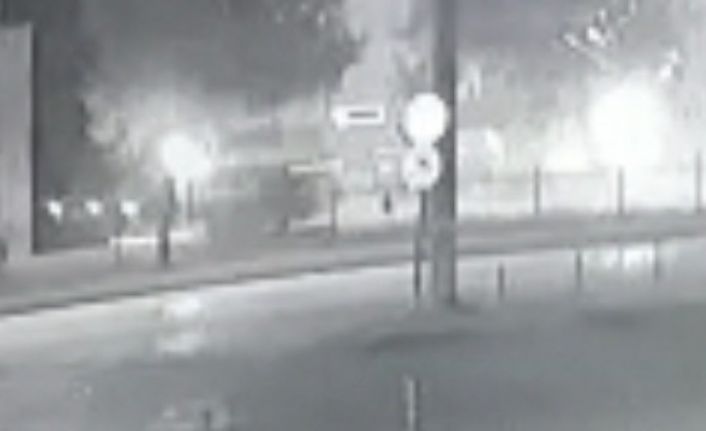 Parçalanan otomobilin sürücüsü astsubay hayatını kaybetti: Kaza anı saniye saniye kamerada