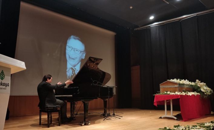 Piyanist Fazıl Say, babası için bestelediği eseri ilk kez anma töreninde dinletti